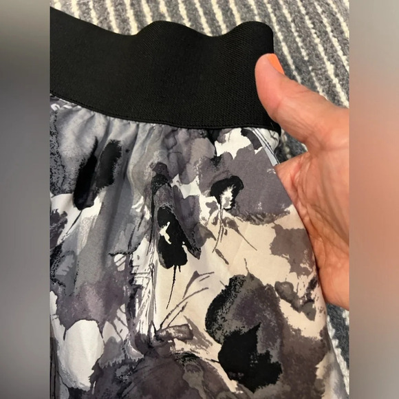 Express Design Studio Medium black gray and white floral skirt - Picture 5 of 8